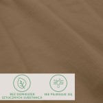 Prześcieradło jersey z elastanem w kolorze brązowym, gładkie, leżące na płaskiej powierzchni. Widoczne ekologiczną grafikę oraz napisy informujące o braku sztucznych substancji i odporności na piling.