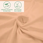 Prześcieradło jersey z elastanem w kolorze różowym, wykonane z miękkiej tkaniny, z gumką na brzegach. Złożone w elegancki sposób, ukazujące jego delikatną fakturę. Widoczne ikony informujące o jakości materiału.