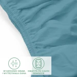 Prześcieradło jersey z elastanem w kolorze błękitnym, rozmiar 180x200, leży na białym tle. Widoczna jest elastyczna gumka obszyta wokół całego obwodu, a faktura materiału podkreśla miękkość tkaniny. Na zdjęciu umieszczone są ikony informacyjne.