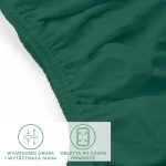 Prześcieradło jersey z elastanem w zielonym kolorze, o wymiarach 180x200 cm, z widoczną, elastyczną gumką obszytą po całym obwodzie. Ujęcie z boku, ukazuje strukturę materiału oraz detal marszczenia. Tło proste, białe.