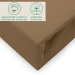 Prześcieradło jersey z elastanem w kolorze brązowym, rozmiar 200x220 cm, z gumką. Widok z boku, zbliżenie na krawędź produktu. Na tle jasnym, widoczne oznaczenia dotyczące jakości materiału: naturalna bawełna i dodatek elastanu.