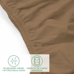 Prześcieradło jersey z elastanem w kolorze brązowym, o wymiarach 200x220 cm, leżące na białym tle. Widoczna gruba gumka obwodowa, elastyczna i wytrzymała, zapewniająca dobre przyleganie. W tle graficzne ikony informujące o cechach produktu.