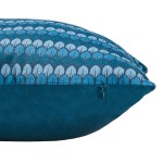 Poszewka dekoracyjna 43x43 cm w turkusowym kolorze, z wzorem łusek w odcieniach błękitu. Produkt leżący na płasko, widoczny z boku, z zamkiem błyskawicznym na dłuższym boku. Tekstura materiału matowa i gładka.