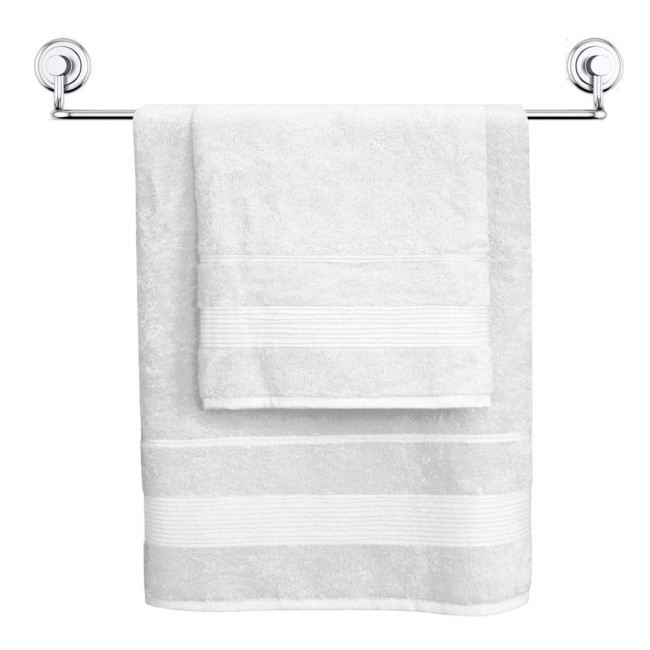 Biały ręcznik bambusowy 50x90 cm, zawieszony na wieszaku. Posiada delikatne prążki na dole. Wylizany, wykonany z miękkiego materiału, idealny do łazienki. Ułożony prosto, ukazując całość i detale tkaniny.