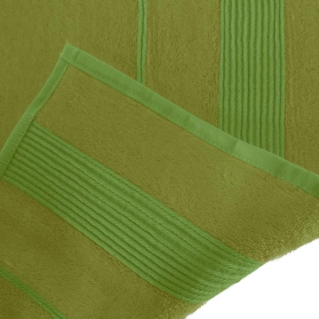 Ręcznik bambusowy 50x90 w kolorze zielonym, o gładkiej fakturze z delikatnymi, równoległymi przeszyciami. W ułożeniu leżącym, z widocznymi krawędziami wykończonymi subtelną lamówką. Tło jednolite, co podkreśla intensywność koloru.