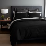 Pościel satynowa w kolorze czarnym, o wymiarach 180x200 cm, z widocznymi delikatnymi paskami. Pościel złożona na łóżku, z poduszkami w odcieniu czarnym i szarym. Tło w stonowanych odcieniach, z lampką i rośliną na stoliku obok łóżka.