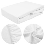 Prześcieradło frotte z gumką 60x120 w kolorze białym. Złożone, widoczne detale materiału: miękka, teksturowana powierzchnia. Zbliżenie na gumę, która zapewnia dopasowanie. Całość na jednolitym tle, podkreślająca kolor i strukturę.