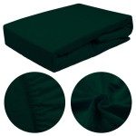 Prześcieradło frotte z gumką 120x200 w kolorze zieleni butelkowej, leżące na jednolitym tle. Ujęcia z boku ukazują elastyczną gumkę oraz gładką, teksturowaną powierzchnię materiału. Widać detale wykończenia, w tym rąbek przyszyty z boku.