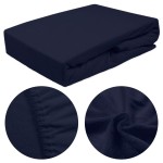 Prześcieradło frotte z gumką w rozmiarze 200x220 cm w kolorze ciemnego granatu, leżące na gładkiej powierzchni. Widoczna faktura materiału oraz gumka na brzegach. Zbliżenie na detale tekstury i elastycznego wykończenia.