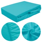 Prześcieradło frotte z gumką 180x200 w kolorze turkusowym, leżące na białym tle. Materiał ma miękką, teksturowaną powierzchnię, a gumka zapewnia dobre dopasowanie. Widać szczegóły wykończenia, jak marszczenia na krawędzi.