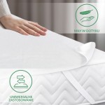 Ochraniacz na materac 80x200 Jason w kolorze białym, leżący na materacu. Na zdjęciu widoczna jest ręka dotykająca tkaniny, podkreślająca jej delikatność. Produkt ma gładką powierzchnię i elastyczne boki do łatwego mocowania.