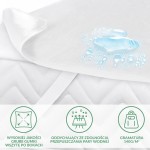 Ochraniacz na materac 160x200 Jason w kolorze białym, wykonany z materiału o wysokiej jakości, z grubej gumy wszytej po bokach. Zdjęcie przedstawia go w złożeniu, z detalem ukazującym wodoodporność. Tło białe, proste, bez rozpraszenia.