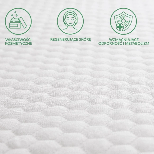 Ochraniacz na materac 70x140 pikowany SOFT-TOUCH w kolorze białym, ukazany z bliska, na jednorodnym tle. Wysokiej jakości materiał z drobnym, strukturalnym wzorem, który podkreśla jego teksturę.