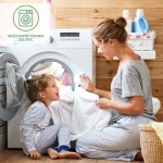 Matowy, biały ochraniacz na materac 140x200 leży na złożonym, białym ręczniku. W tle widoczna pralka z bębnem i przyciskami, obok kosz z bielizną. Ujęcie z boku, z bliskiej odległości, podkreślające teksturę materiału oraz kontekst prania.