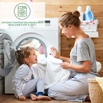 Uśmiechnięta dziewczynka w piżamie z paskami siedzi na podłodze obok pralki, której drzwi są otwarte. Kobieta w szarej koszulce podaje jej białe ręczniki. Tło to drewniana ściana z akcesoriami do prania, takie jak środki czyszczące i koszyk.