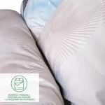 Komplet pościeli satynowej 160x200 w białym kolorze z niebieskimi okręgami i delikatnym wzorem promieni. Złożony zestaw składa się z poszwy na kołdrę i dwóch poszewek na poduszki. Widok z góry. Tło jednolite, białe.