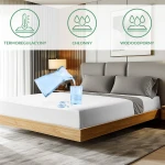 Ochronne prześcieradło z gumką 180x200 w kolorze białym, leżące na łóżku z szarym zagłówkiem. W tle widoczne ikony mówiące o właściwościach: termoregulacyjnym, chłonnym i wodoodpornym. Woda wylana do szklanki, a obok widoczne krople wody.
