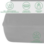 Ochronne prześcieradło z gumką 160x200 w kolorze szarym, leżące na białym tle. Produkt wykonany z materiału o gramaturze 140 g/m², zabezpiecza materac przed wilgocią i zabrudzeniami. Widoczne ikony podkreślają jego funkcje i właściwości.