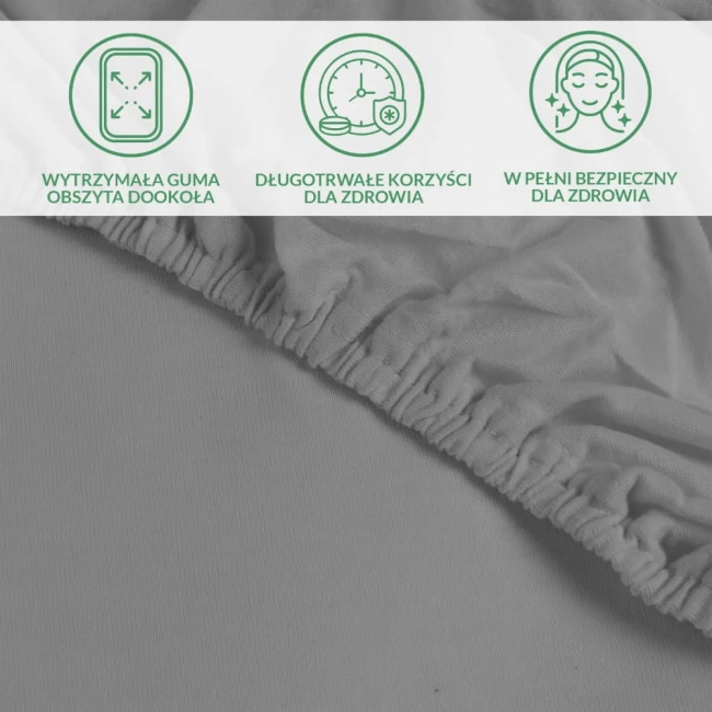 Ochronne prześcieradło z gumką w kolorze szarym, z widoczną elastyczną gumą obsztytą wokół brzegu. Zbliżenie na teksturę materiału, gładką i miękką, podkreślającą zalety użytkowe. Brak informacji o wzorach czy dodatkowych napisać.