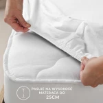 Ochronne prześcieradło z gumką 140x200 cm w kolorze różowym. Widoczna gumka umożliwia łatwe mocowanie do materaca o wysokości do 25 cm. Prześcieradło leży na materacu, podkreślając jego dopasowanie.