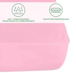 Ochronne prześcieradło z gumką 60x120 cm w kolorze różowym. Materiał chroni materac przed wilgocią i zabrudzeniami. Widoczna tekstura tkaniny oraz gumka zapewniające stabilne dopasowanie.