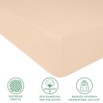 Prześcieradło frotte z gumką 200x220 w kolorze róż perłowy, wykonane z materiału 82% bawełna i 18% poliester, widoczne na jasnym tle. Produkt leży, ukazując równą teksturę i elastyczną gumkę, zapewniającą dopasowanie do materaca.