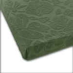 Prześcieradło żakardowe bez gumki w rozmiarze 150x205 cm w kolorze zielonym, z teksturą wyraźnymi wzorami roślinnymi. Produkt leży na białym tle, ukazując szczegóły faktury i krawędzie.
