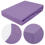Prześcieradło jersey z gumką 120x200 w jasnym fioletowym kolorze, leżące na białym tle. Widoczna gumka i obszycie w kolorze białym. Zbliżenie na fakturę materiału oraz narożnik, ukazujące staranne wykończenie.