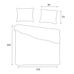 Pościel flanelowa 220x200 w pudrowym różu z białymi liśćmi. Złożona, pokazująca wymiar kołdry i poduszek. Widoczny miękki materiał flanelowy. Prosta grafika na gładkim tle, bez dodatkowych elementów. Ułożona w lekko falującą formę.