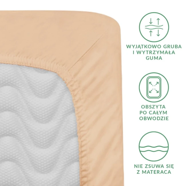 Prześcieradło satynowe z gumką 120x200 w kolorze jasnego beżu, leżące na materacu. Widoczna elastyczna guma obszyta po całym obwodzie, gwarantująca stabilność. Zbliżenie na teksturę tkaniny oraz detale, takie jak grubość gumy.
