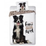 Dwustronna pościel bawełniana 160x200 z motywem psa rasy Border Collie. W centralnej części widoczny duży nadruk psa oraz napis „home is where the woof is” na jasnym tle. Poszewka na poduszkę ze zdjęciem psa. Krawędzie ozdobione grafiką z łapami.