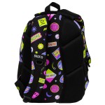 Plecak szkolny BackUp Hello w kolorze czarnym, z wyrazistymi, kolorowymi grafikami w stylu pop-art. Ujęcie z boku, ukazuje profil plecaka i logo na pasku. Materiał tekstylny z siatkowymi wstawkami zapewnia wentylację. Idealny dla dzieci.