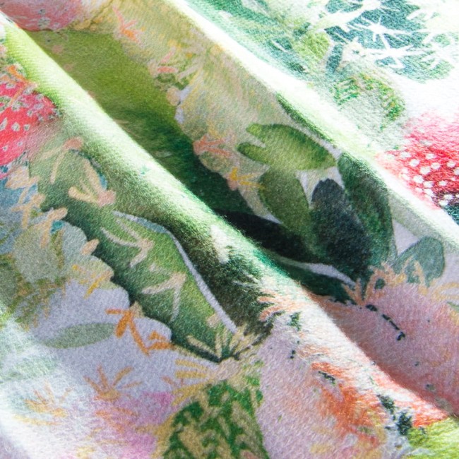 Ścierka kuchenna Tropical Fruits w kolorach zielonym i czerwonym, z wzorem tropikalnych owoców, złożona w nieładzie. Wysoka jakość materiału tekstylnego o matowej fakturze, wymiar 38x60 cm, idealna do użytku w kuchni.