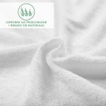 Prześcieradło frotte z gumką w kolorze białym, wykonane z materiału odpornym na przecieranie. Zbliżenie na miękką, teksturowaną powierzchnię, ukazującą wygładzone krawędzie, idealne do łóżka o wymiarach 120x200.