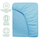 Prześcieradło frotte z gumką 90x200, kolor błękitny. Produkt leży na gładkim tle, ukazując elastyczne brzegi i miłą w dotyku fakturę materiału. Widoczne ikony informacyjne dotyczące trwałej gumy i elastycznego materiału.