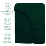 Prześcieradło frotte z gumką 90x200 w kolorze zieleni butelkowej. Złożone, ukazuje gładką powierzchnię oraz elastyczną gumę obwodową. Wysoka jakość materiału, detale wskazujące na jego trwałość. Tło jednolite, podkreślające produkt.