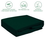 Prześcieradło frotte z gumką 140x200 w kolorze zieleni butelkowej leży na płaskiej powierzchni. Wykonane z miękkiego, przyjemnego materiału, idealne do użytku w sypialni. Produkt jest złożony, co ukazuje jego gładką teksturę i trwałe wykończenie.