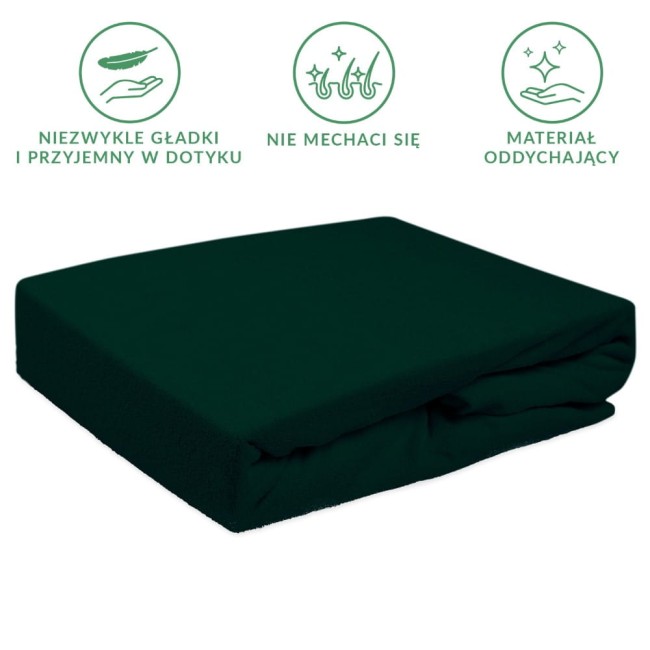 Prześcieradło frotte z gumką 140x200 w kolorze zieleni butelkowej leży na płaskiej powierzchni. Wykonane z miękkiego, przyjemnego materiału, idealne do użytku w sypialni. Produkt jest złożony, co ukazuje jego gładką teksturę i trwałe wykończenie.