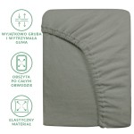 Szare prześcieradło frotte z gumką w rozmiarze 90x200 cm, leżące na płasko. Widać obszytą gumę po całym obwodzie oraz elastyczny materiał, który podkreśla fakturę tkaniny. Na tle białym.