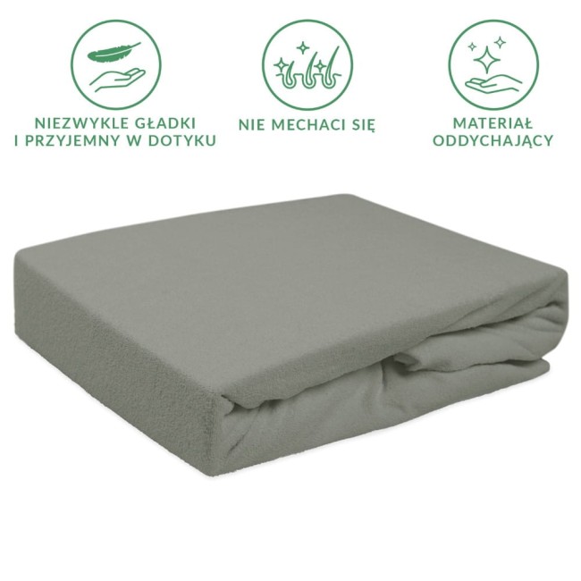 Prześcieradło frotte z gumką 160x200 w kolorze szarym, leżące płasko, z widoczną teksturą materiału. Produkt ma zaokrąglone rogi i jest złożony, co podkreśla elastyczność oraz gładkość tkaniny. Tło jednolite, co zwiększa kontrast z prześcieradłem.