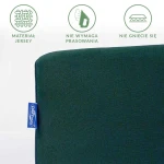 Prześcieradło jersey z gumką 180x200 w kolorze zieleni butelkowej, wykonane z miękkiego materiału. Z boku widoczny logotyp producenta. Produkt leży na jednolitym tle, z bliska pokazuje fakturę dzianiny, nie wymaga prasowania i nie gniecie się.