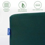 Prześcieradło jersey z gumką w kolorze zieleni butelkowej, o wymiarach 140x200 cm. Materiał jest gładki, nie wymaga prasowania i nie gniecie się. Widoczna metka producenta Darymex.