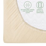 Prześcieradło jersey z gumką w jasnym beżu, o wymiarach 180x200 cm. Widoczna gruba, wytrzymała guma obwodowa. Materiał gładki, elastyczny, idealny do łóżka. Detal w zbliżeniu, ukazujący fakturę oraz sposób wykończenia.