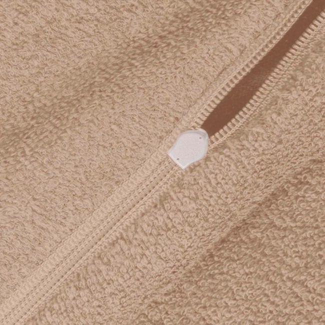 Beżowa pościel frotte 160x200 z bliska, ukazuje fakturę materiału oraz zamek błyskawiczny w jasnym kolorze. Widoczny jest detal dzianiny, co podkreśla jej miękkość i komfort użytkowania. Tło jest jednolite, co uwydatnia produkt.