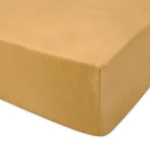 Prześcieradło jersey z gumką w kolorze musztardowym, o wymiarach 120x200 cm. Produkt leży płasko, z widoczną teksturą materiału, prezentującym gładką, matową powierzchnię. Brzeg prześcieradła jest starannie wykończony.