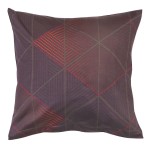 Poszewka dekoracyjna 40x40 cm w kolorze śliwkowym z geometrycznym wzorem w odcieniach czerwieni i zieleni. Produkt leżący, ukazujący detale tekstury dzianiny. Tło proste, biały.