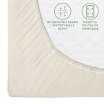 Prześcieradło jersey z gumką 120x200 w kolorze ecru, ukazane z góry, leżące na płaskiej powierzchni. Widoczne ukośne obszycie oraz gruba, elastyczna guma po całym obwodzie, zapewniająca stabilność. Tekstura jednolita, bez wzorów.