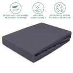 Prześcieradło jersey z gumką 90x200 w kolorze ciemnoszarym, leżące na białym tle. Materiał oddychający, gładka faktura. Widoczny złożony brzeg. Produkt jednolity, bez wzorów. Idealne do łóżek o standardowych wymiarach.