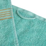 Ręcznik do rąk 30x50 cm w jasnym turkusowym kolorze z bordiurą w złote paski. Widoczny detal faktury materiału, bawełna o gramaturze 500 g/m². Produkt złożony, ukazany z bliska pod kątem, na jednolitym tle.