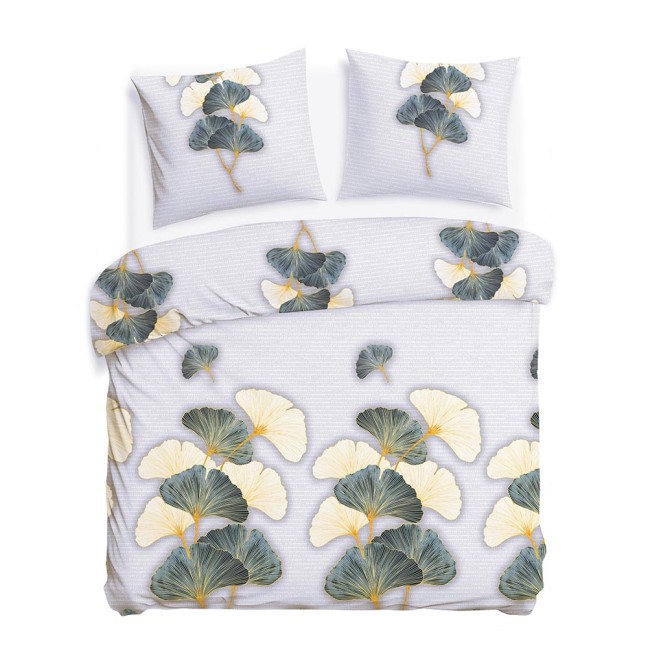 Pościel flanelowa 160x200 Solenne Light w kolorze szarym, zdobiona liśćmi miłorzębu w odcieniach zieleni i kremu. Zestaw składa się z poszwy na kołdrę i dwóch poszewek na poduszki, leżących na jednolitym tle.